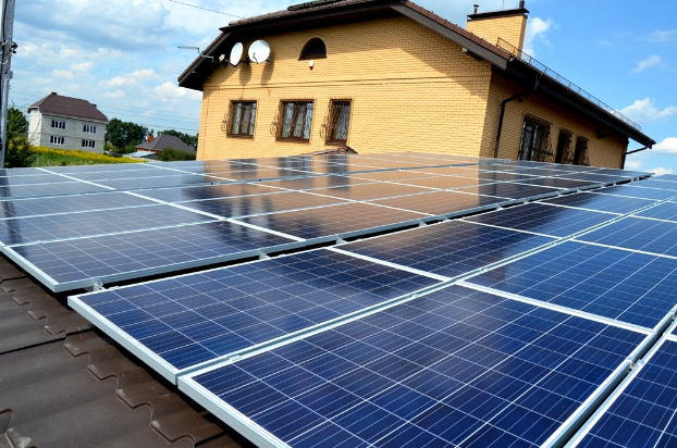 Стало известно, сколько зарабатывают владельцы домашних солнечных электростанций