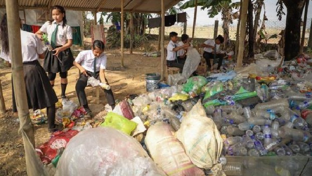 В Индии школьники стали оплачивать пластиком свое обучение 
