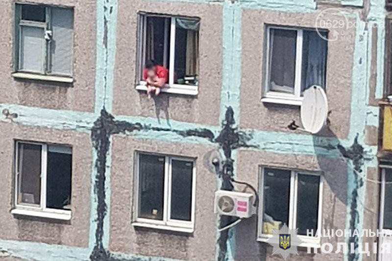 В Мариуполе горе-няня усадила ребенка на подоконник 6 этажа