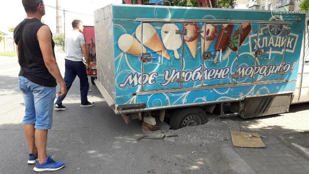 В Мариуполе фургон провалился в люк на стоянке (ФОТО)