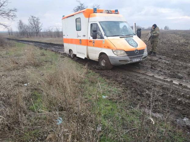 В Донецкой области спасатели вытащили застрявший в грязи реанимобиль