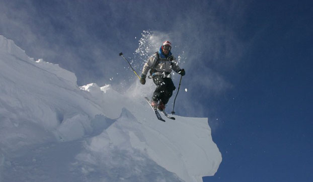 Рожденный в рубашке: Американский горнолыжник остался жив после падения с 40-метровой скалы