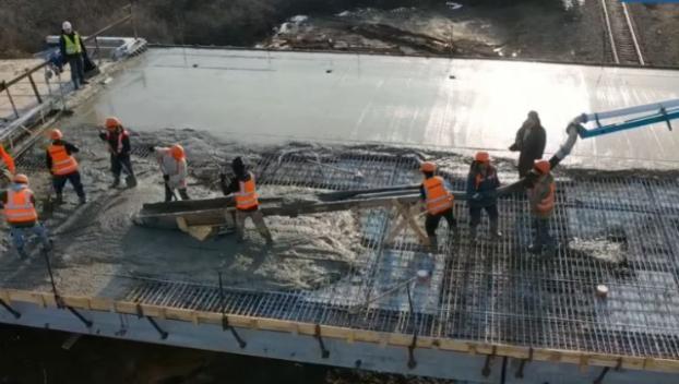 Как идет ремонт разрушенного в 2014 году моста под Бахмутом: Фото