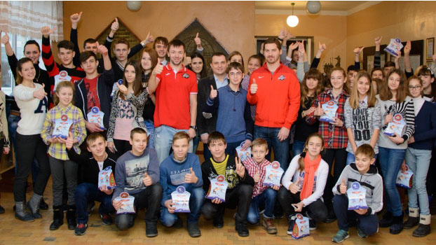 Школы Артемовска и Святогорска получили подарки от ХК «Донбасс»