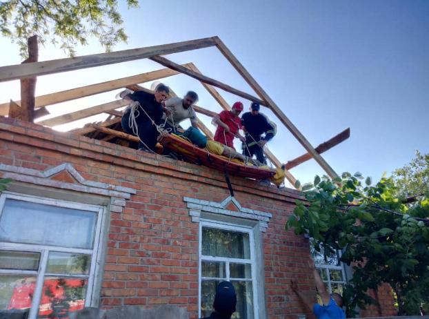 На Харьковщине у строителя во время работы на крыше случился инсульт