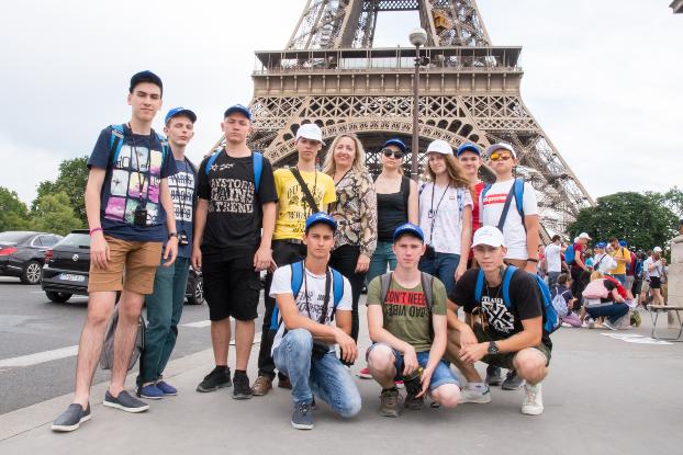 Школьники Донбасса увидели легендарные достопримечательности Парижа