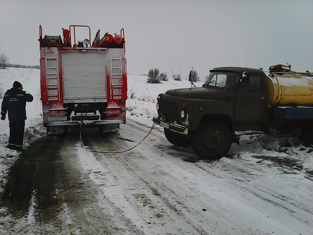 Два грузовика застряли в снегу из-за гололедицы, понадобилась помощь спасателей