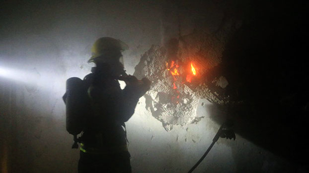 В Мариуполе сутки тушили масштабный пожар на комбинате