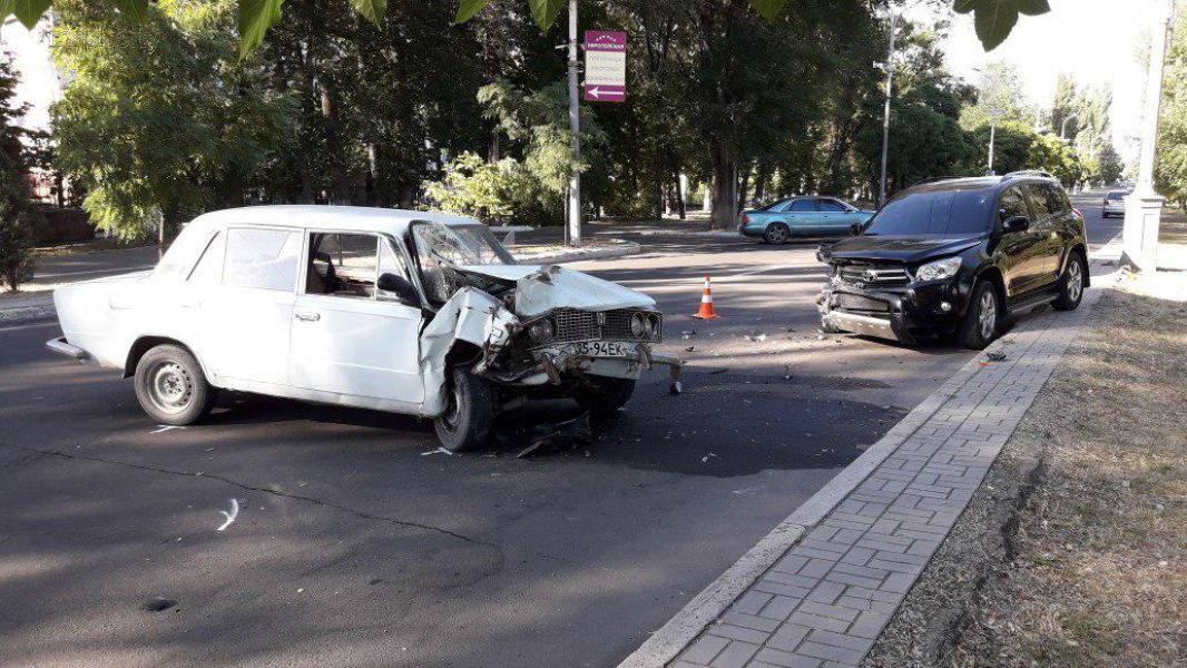 В Мариуполе водитель ВАЗа врезался в иномарку из-за укуса осы