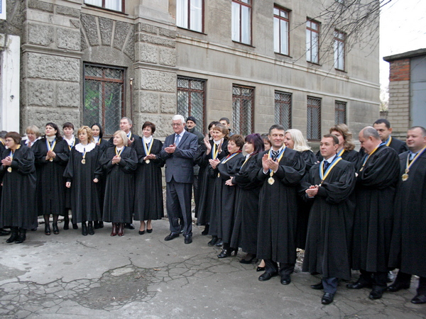 В Артемовске поздравили работников суда с профессиональным праздником