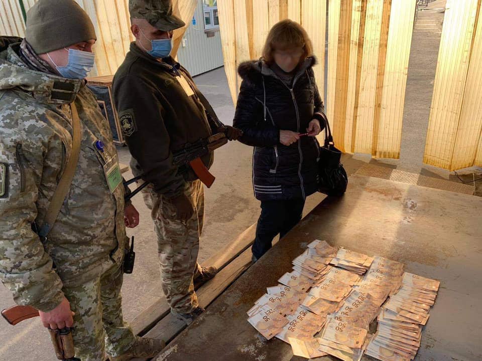 На КПВВ у «заробитчанки» забрали девять тысяч евро
