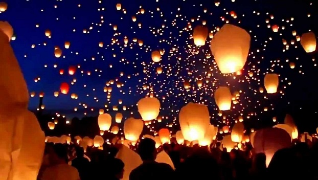 В китайской провинции запустили десятки тысяч небесных фонариков 