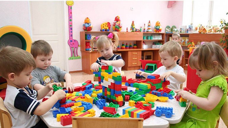 Минздрав предложил правила работы детсадов: без мягких игрушек и ковров