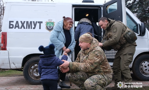 З Костянтинівки екіпаж "Білий янгол" евакуював дві родини переселенців із Бахмута