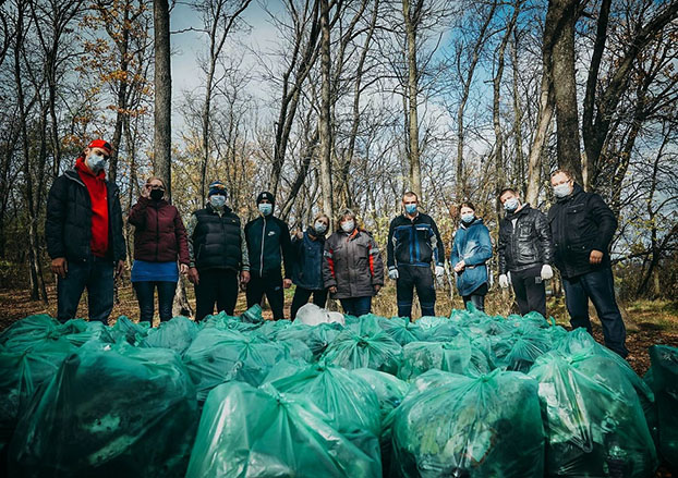 В Мариуполе избавили от мусора любимый лес горожан