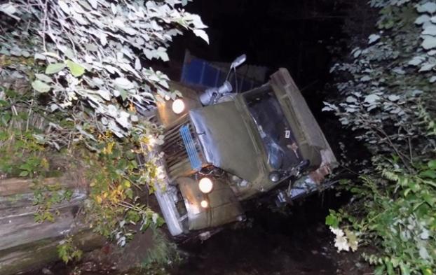 Смертельное ДТП на Закарпатье: грузовик упал в реку