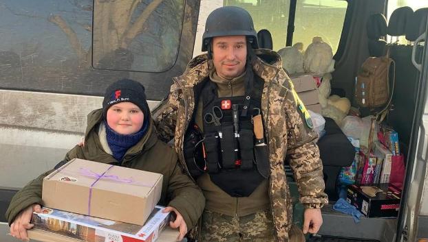 Волонтеры запустили рождественский проект: Подарки детям из Константиновки 
