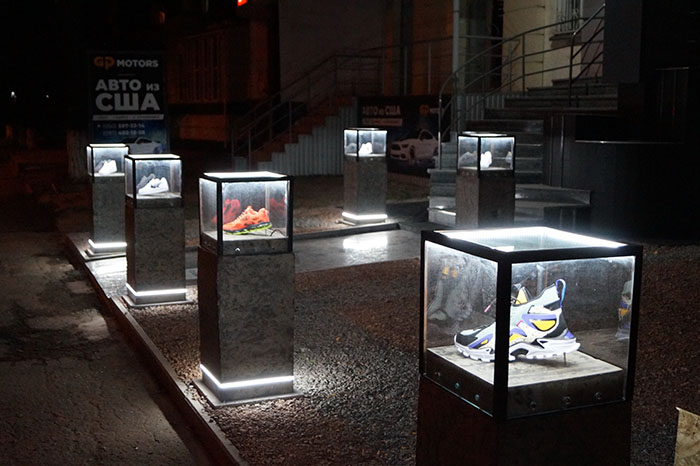 Светящиеся прозрачные кубы: В Краматорске появилась реклама, которая может привлечь вандалов 