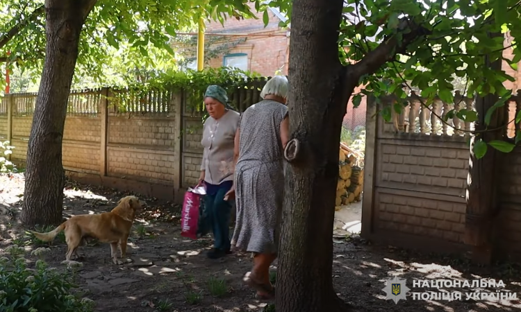 «Собиралась умирать здесь, но сын настоял на эвакуации»: полиция вывезла жителей Константиновки