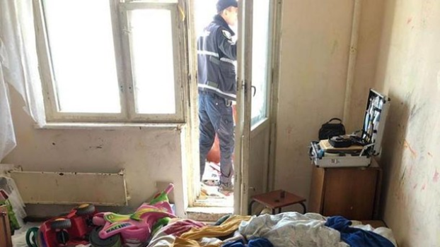 В Киеве с шестого этажа выпала трехлетняя девочка