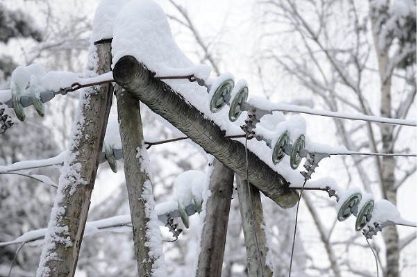 Выпавший снег обесточил города Донбасса