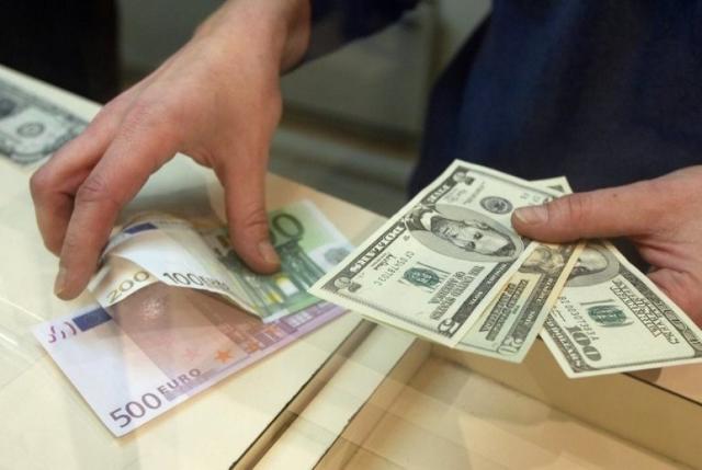 В октябре украинцы больше продали валюты, чем купили