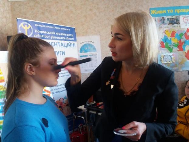 Мастер визажа провела урок для школьников Покровска и Покровского района в местном центре занятости