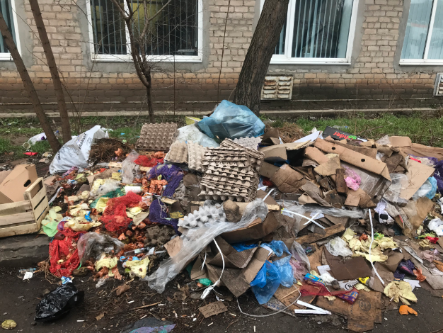 К Новому году продавцы Константиновки «украшают» город мусором и отходами