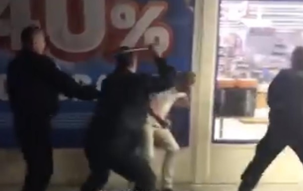 В Киеве охрана супермаркета избила покупателя за замечание