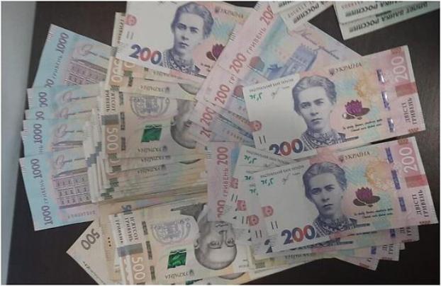 Через КПВВ «Новотроицкое» женщина пыталась провезти крупную сумму