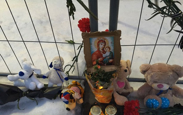 Киевляне несут цветы и игрушки к посольству РФ из-за трагедии в Кемерово