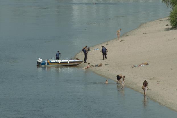 На пляже в Киеве всплыл труп мужчины