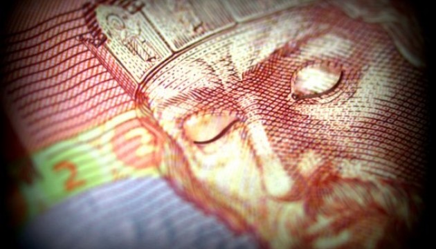 НБУ: Официальный курс гривни к доллару на пятницу упал еще больше