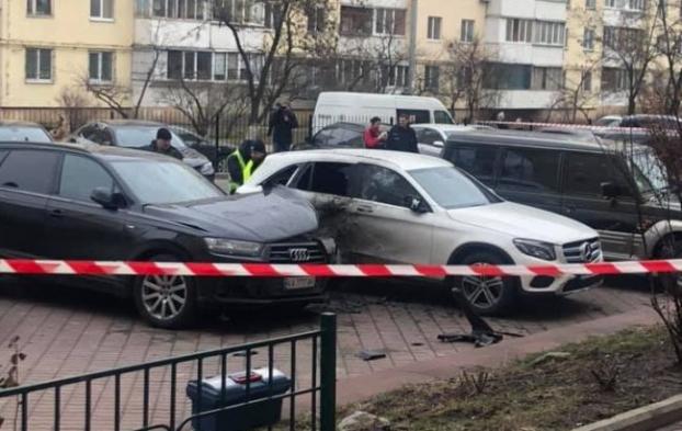 В Киеве на Оболони произошел взрыв автомобиля
