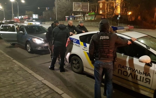 В Киеве двух полицейских уличили  в получении взятки