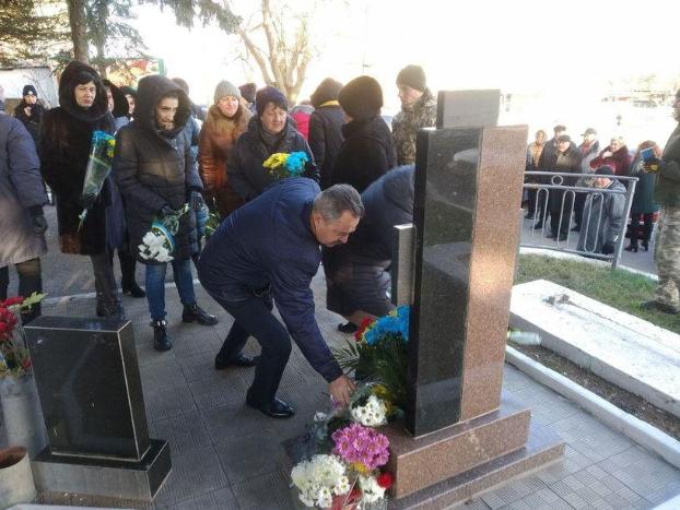 В честь Дня Достоинства в Дружковке возложили цветы к памятнику воинам АТО