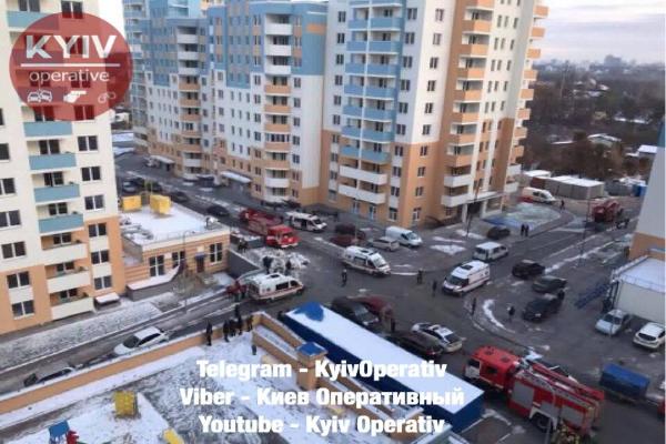 В Киеве загорелась новостройка