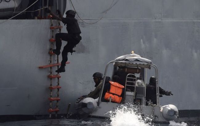 Пираты захватили судно и похитили работающего там украинца