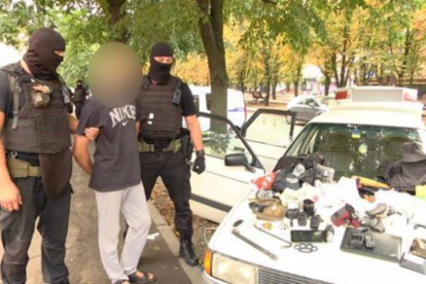 Искали похищенную женщину, а нашли пакеты с наркотиками, гранату и оружие