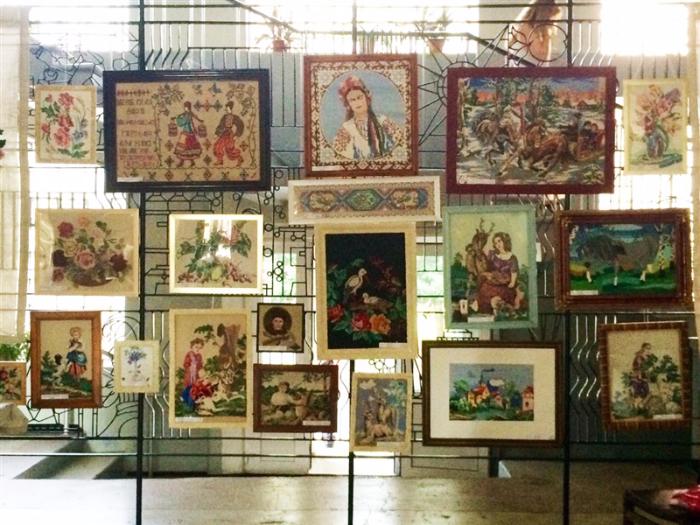 Выставка картин в холле Дружковского горисполкома