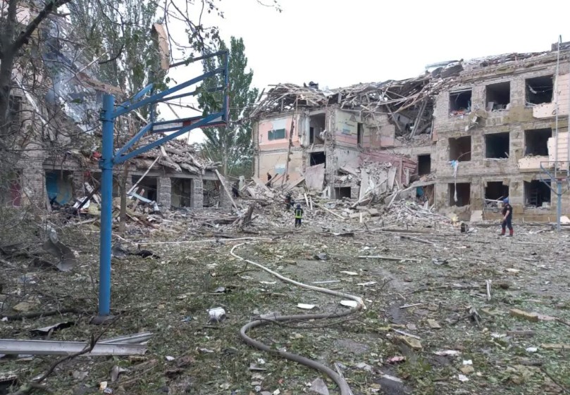 Житель Краматорска вывозил из разбомбленной школы батареи и трубы