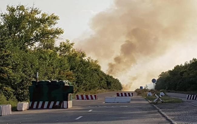 В результате пожара у КПВВ «Новотроицкое» сгорело 40 га сухой травы, кустов и деревьев