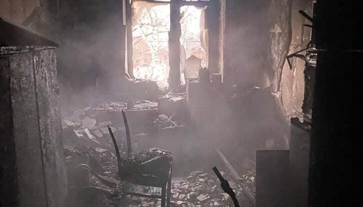 В Бахмуте горела квартира: Пожарные спасли двух детей и женщину