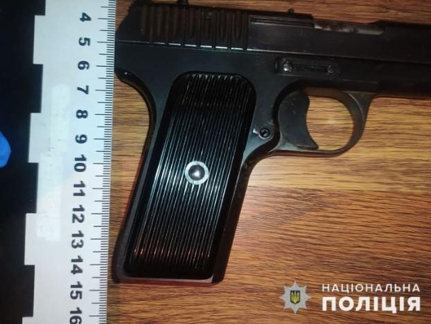 Человека с пистолетом выявила полиция Константиновки