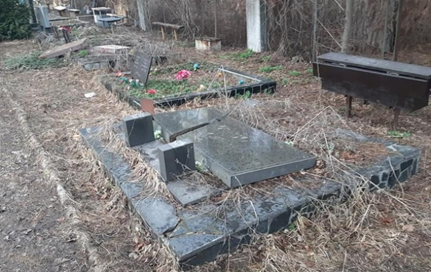 В Киеве вандалы разгромили Лесное кладбище