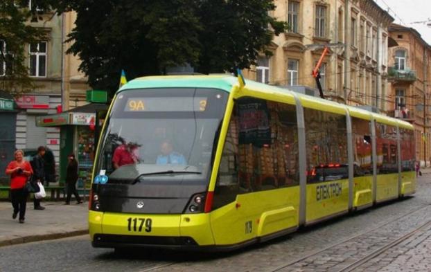 Во Львове устанавливают рекорд Украины по перетягиванию трамваев