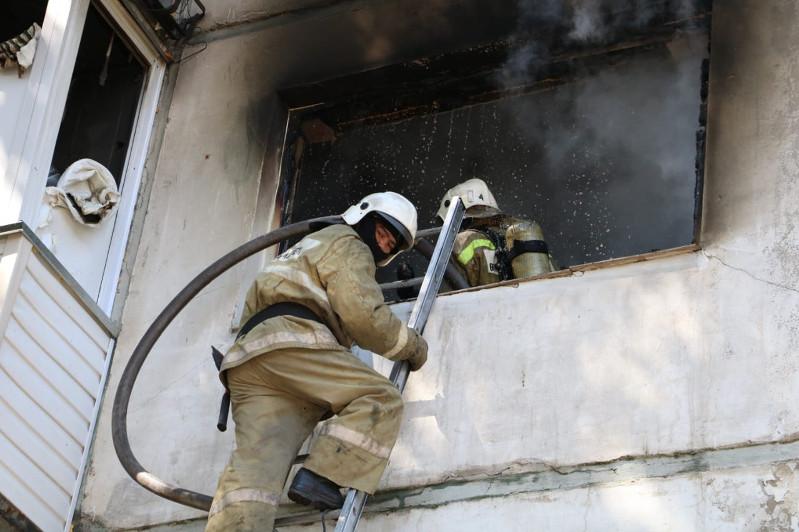 Мужчину из огня и дыма в Бахмута спасли пожарные 