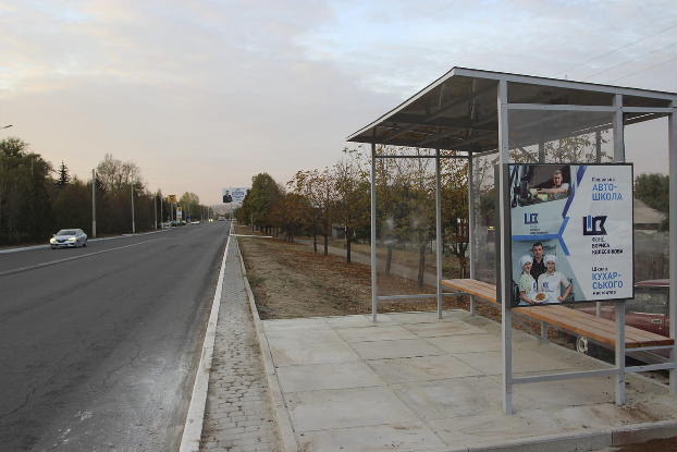 В Константиновке появилась комфортная автобусная остановка от благотворителей