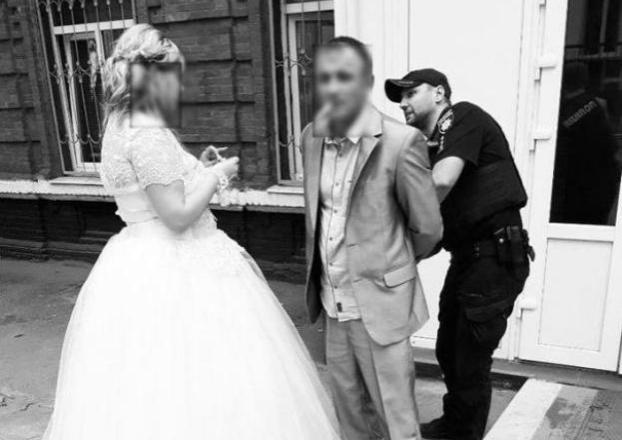 В Мариуполе жениха со свадьбы в наручниках увели в кутузку