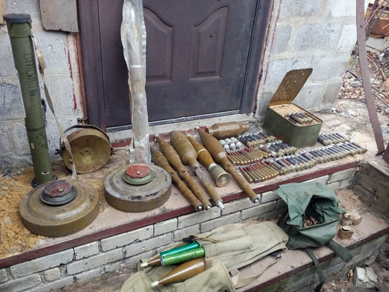 Сотрудники МВД обнаружили оружие и боеприпасы в одном из дворов Марьинки